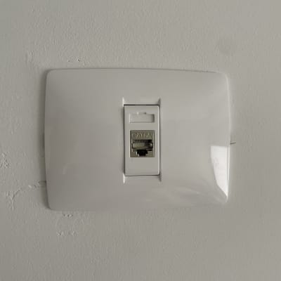 שקע רשת CAT6A על קיר לבן