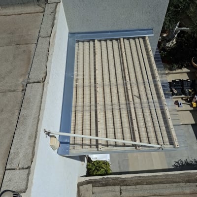 התקנת סנטף שקוף גלי על גבי פרגולה עם פרופילי אלומיניום
