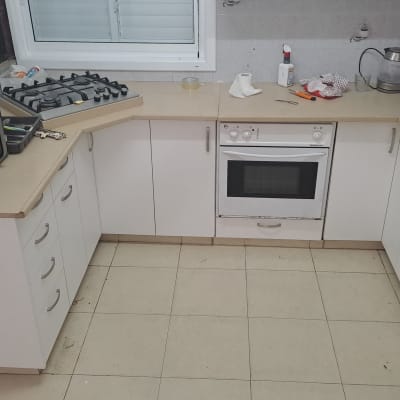 מטבח עם תנור, מיקרוגל וכיריים גז