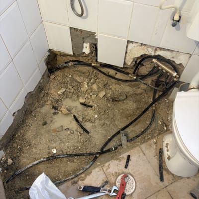 כלים וחומרים לעבודת אינסטלציה בשירותים