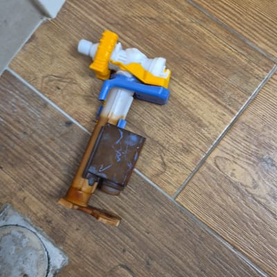 חלקי אינסטלציה על רצפת עץ