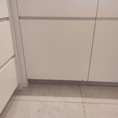 ארונות מטבח לבנים עם משטח עבודה