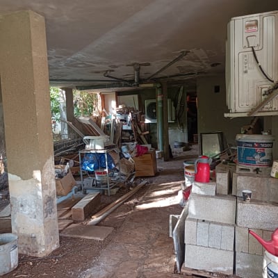 אזור שיפוצים עם בלוקים, דליים וכלי עבודה