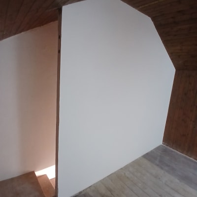 קיר גבס לבן עם תקרה ורצפה מעץ