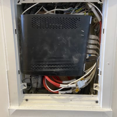 ארון תקשורת עם כבלים ומודם שחור