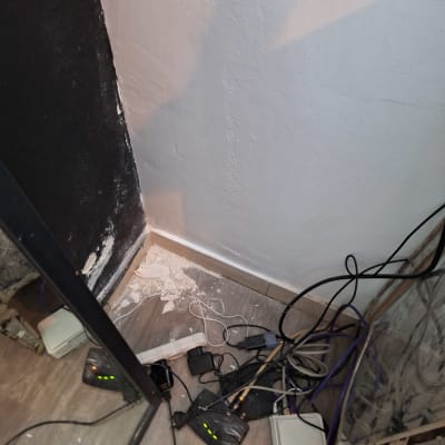 קיר צבוע בלבן עם כתמי צבע שחור