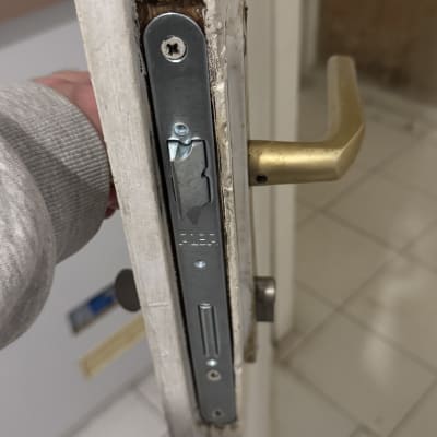 מנעול דלת עם ידית זהב