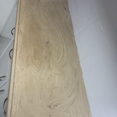 משטח מלוכלך עם סימני ניקוי