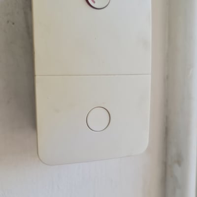 מתג חשמלי עם כפתור עגול וסמל אלחוטי