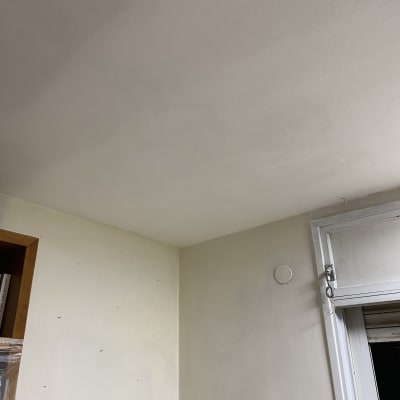 קיר ותקרה צבועים בצבע בהיר ליד חלון