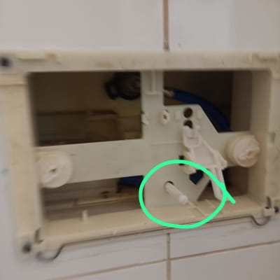 חלק פנימי של מנגנון הדחת אסלה עם צינור כחול