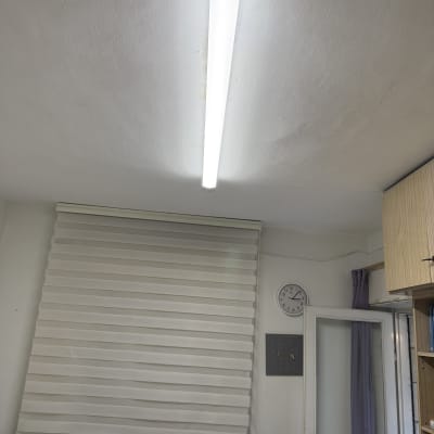 מנורת פלורסנט מותקנת בתקרה בחדר מגורים