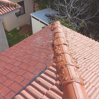 גג רעפים עם תיקוני מלט לאורך הרכס