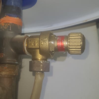 שסתום מתכת עם צינור פלסטיק מחובר