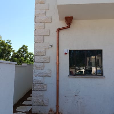 צינור נחושת על קיר חיצוני של בניין