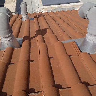 גג רעפים עם צינורות אוורור אפורים