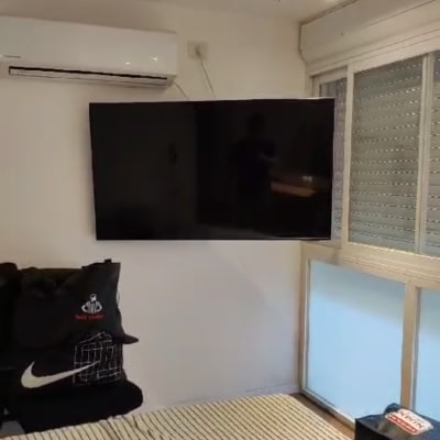 כלי עבודה על מיטה, שלט ומברג