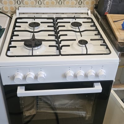 תנור גז עם ארבעה מבערים וכפתורי שליטה