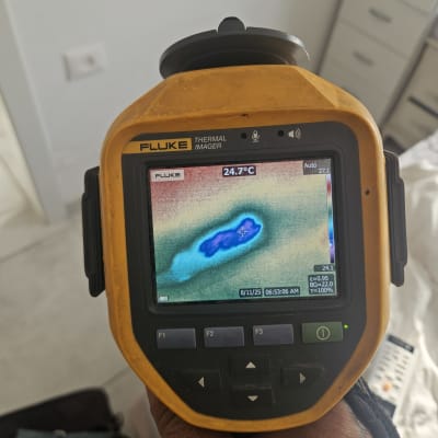 מד חום תרמי מציג תמונה עם אזור כחול