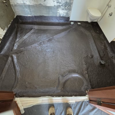 רצפה עם איטום ביטומני בשיפוץ חדר אמבטיה