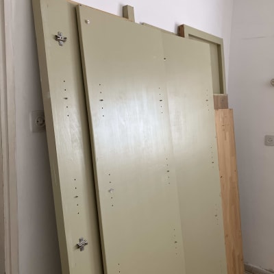 דלתות עץ בצבע בז