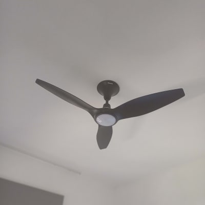 מאוורר תקרה מותקן על תקרה לבנה בחדר