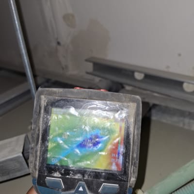 מכשיר תרמי ביד של אינסטלטור עם צינור ירוק