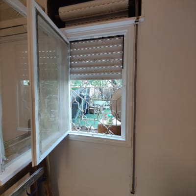 תריס גלילה פתוח עם מנגנון גלילה חשוף