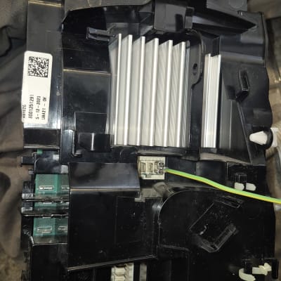 רכיב אלקטרוני עם חיבורים וחוטים