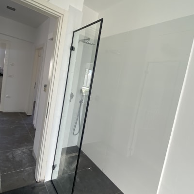 מקלחון זכוכית עם ראש מקלחת וכבל מים