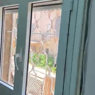 חלון עם סורגי מתכת ללא אלמנטים של ניקיון