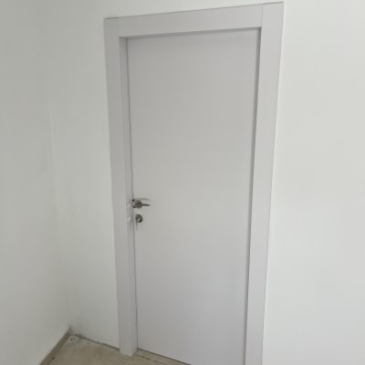 דלת לבנה עם ידית כסופה ומנעול