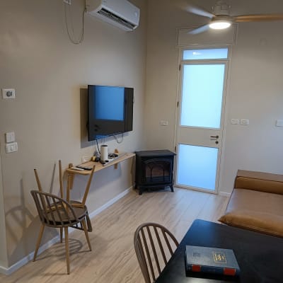 רצפת פרקט עץ בהירה בסלון מודרני