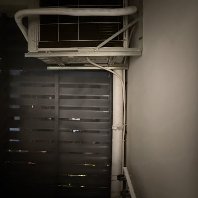 יחידת מיזוג אוויר מותקנת על קיר חיצוני