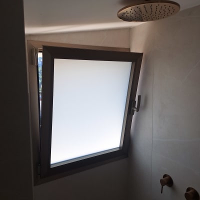 חלון אלומיניום עם זכוכית חלבית בחדר רחצה