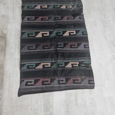 בד עם דוגמה גיאומטרית על רצפה בהירה