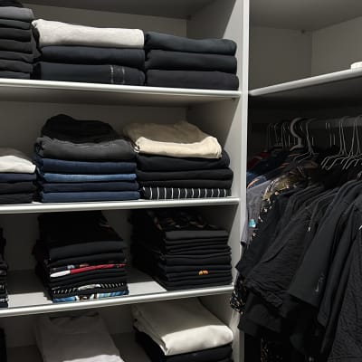 ארון בגדים מסודר עם בגדים מקופלים ותלויים