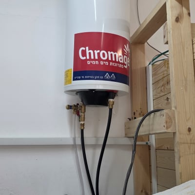 דוד שמש מותקן על קיר עם צנרת וחיבורים