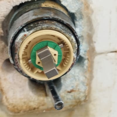 חלק פנימי של ברז עם חלודה