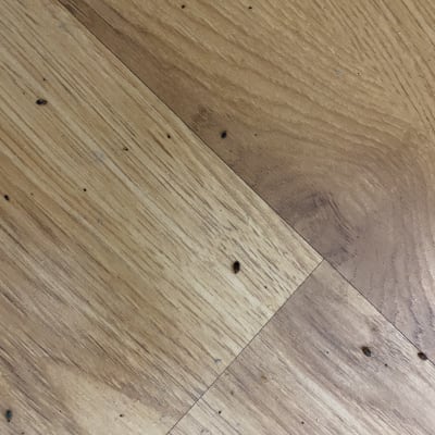 רצפה עם סימנים קטנים של מזיקים