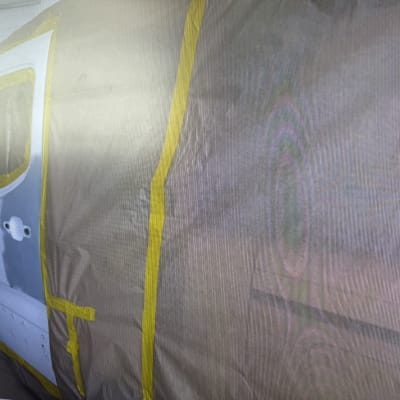 דלת רכב מכוסה בנייר מגן לצביעה