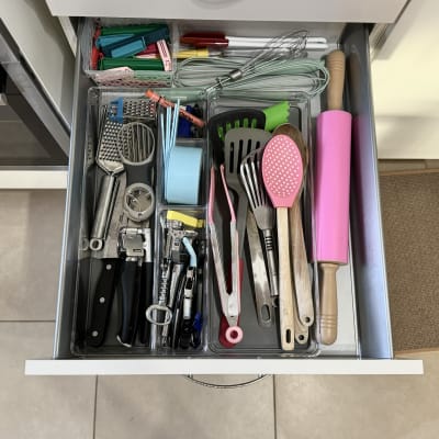 מגירת מטבח מאורגנת עם כלי בישול ואפייה שונים