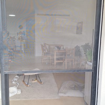 מסגרת אלומיניום לדלת עם רשת שקופה