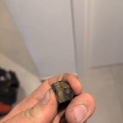 יד מחזיקה חלק קטן, רקע מטושטש