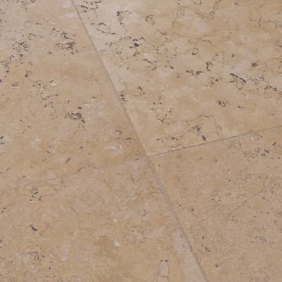 רצפת שיש נקייה ומבריקה ללא כתמים או לכלוך