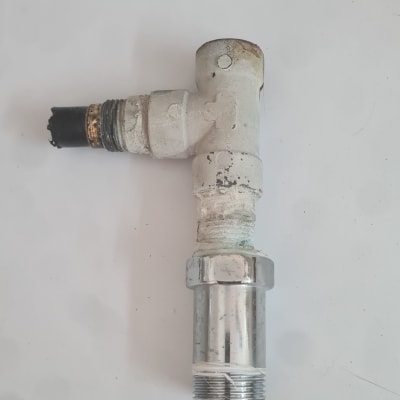 חלק צנרת מתכת עם חיבורים מושחלים