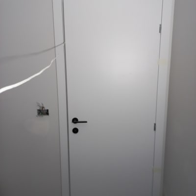 דלת לבנה עם חוטים חשמליים חשופים