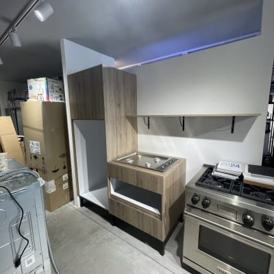 מטבח עם ארונות עץ ותנור גז