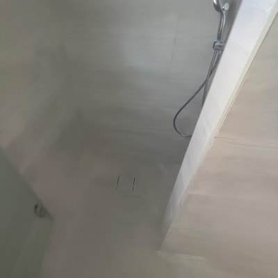 מקלחת חדשה עם ראש מקלחת מותקן