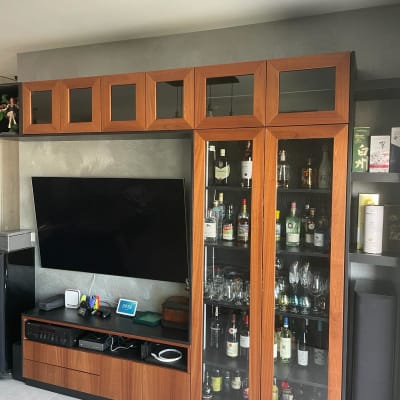 ארון עץ עם דלתות זכוכית ותכולה